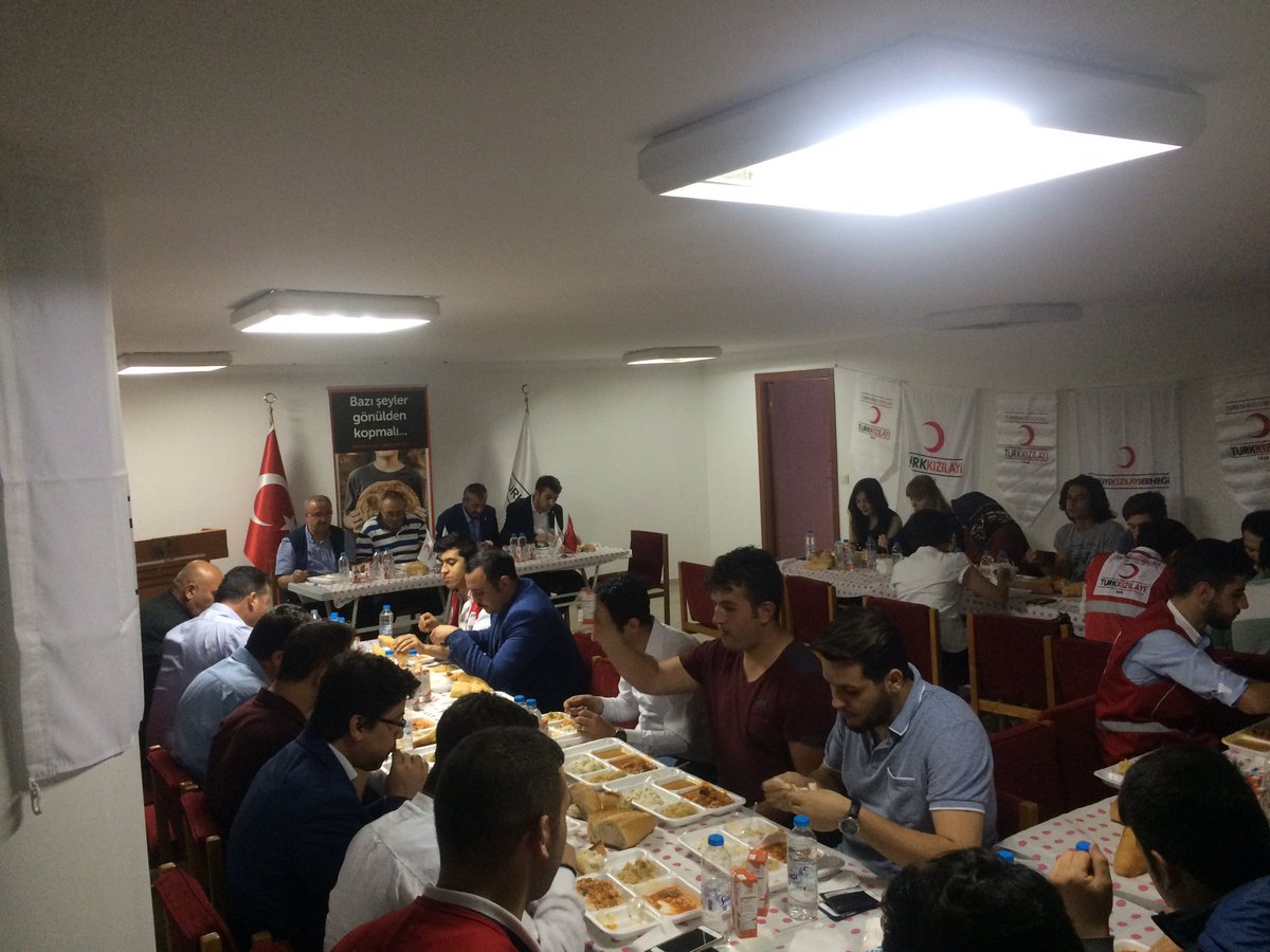 erdal_yildiz_06's tweet photo. Etimesgut Gençlik Kolları olarak, İlk iftarımızı gençlerimizle birlikte yaptık.. Emeği geçen herkese teşekkür ederim.. https://t.co/UGT1XJqt2o