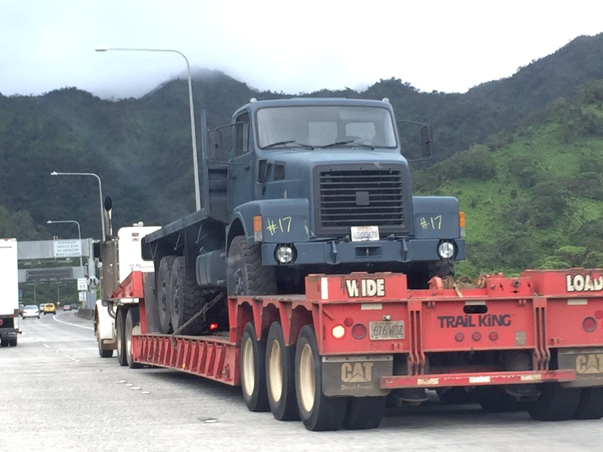 reelnewshawaii's tweet image. When you're on the freeway headed home &amp;amp; you're the only one who cares/knows where these are headed!! #dumbluck