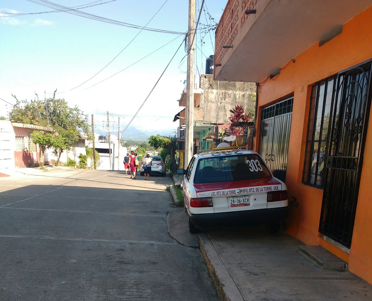 PODERAG_MTZ's tweet photo. #AutoEnBanqueta Don Chingón fue a hechar 1 sieñito a casa,no molestar! Victoria÷5 de Feb y centenario del 5 d mayo,unión #MartinezDeLaTorre https://t.co/sCRtb5vOKz