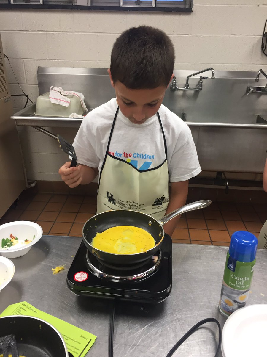 RP_Leadership's tweet photo. Personal omelets and gluten free strawberry muffins = cooking camp day 2! #JrChefs #yummy https://t.co/r6mHUsoBsp