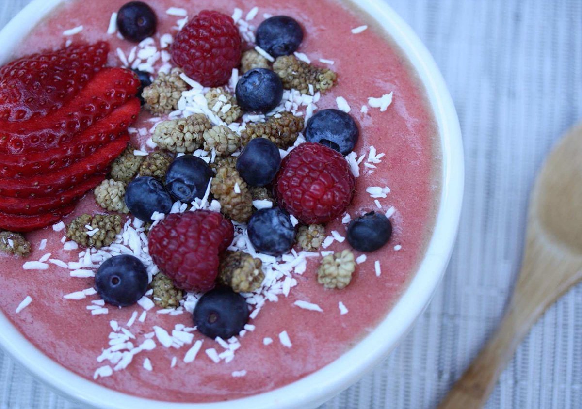katlgreen's tweet photo. #fatfree #rawvegan #smoothiebowl for #breakfast 😋🍇💗🍓🍌 This one totally tasted like yogurt!!☀️ #rawfood #lfrv #hcrv #berries #fruit #smoothie https://t.co/lqfK6iJbfe