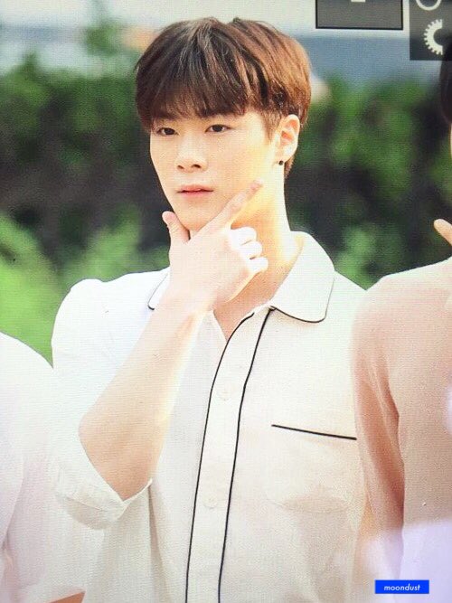 MDMB98's tweet photo. [preview] 170616 뮤뱅 출근 #아스트로 #ASTRO #문빈 #MOONBIN #Baby @offclASTRO 
🤔😼 https://t.co/UdIdS5X2Fp