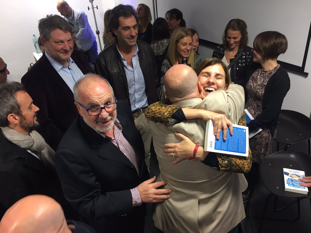 melamedale's tweet photo. Rodeado de amigos, familia y mas amigos en la presentacion de #FuturoDelTrabajo en @_digitalhouse #gracias #feliz #ThinkOptimist https://t.co/6lCgJn4Uy5