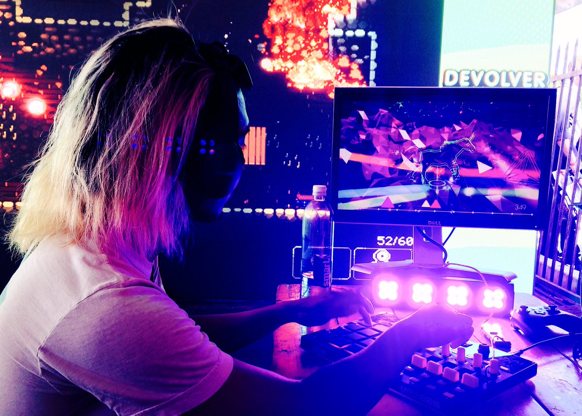 xmr_music's tweet photo. .@misclet playing @RotoColor with the @Akai_Pro #MPD226 at the #E32017 @devolverdigital &amp; @IndieMEGABOOTH #IndiePicnic https://t.co/N5sIsjahmt