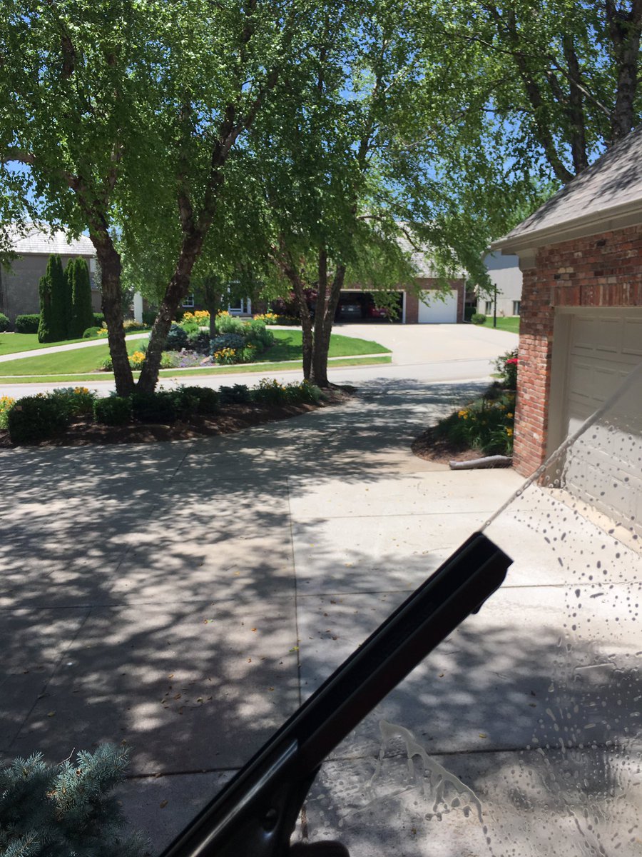 WindowsBdm's tweet image. If you know anyone that would like there windows clean please have them give BDM Window Cleaing a call, get a $20.00 for every referral.