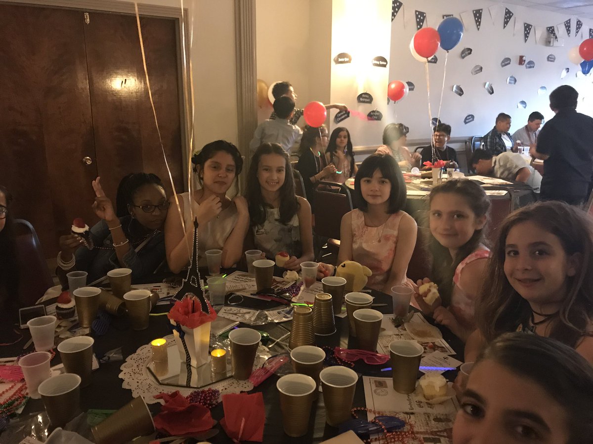 MissKRTurner's tweet photo. 🕶🕺💃@WeehawkenTSD @SuzanneMera @WeehawkenTRSPTO https://t.co/YFD9jH4JLE
