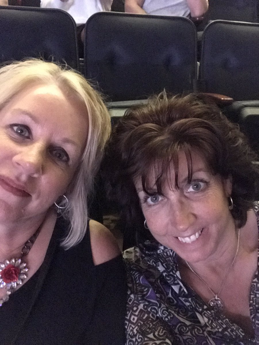 ShannonRNC's tweet photo. #NeilDiamondMSG https://t.co/8cRxLiZ19r