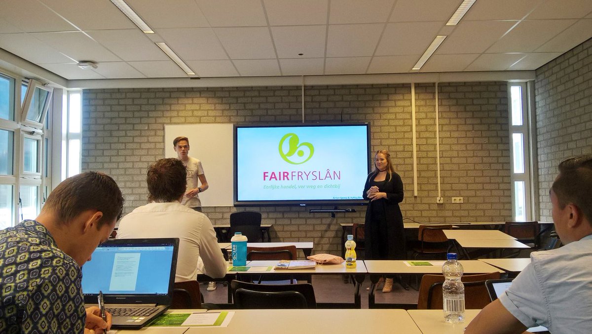 Studenten Anton &amp; Ashley geven een flitsende presentatie over hun onderzoek naar de bekendheid van Fairtrade Fashion onder #NHL studenten.