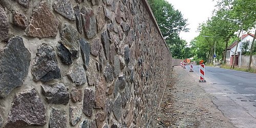 Bruchsteinmauer in der Dieburger Straße ist wieder aufgebaut dlvr.it/PPT7CD https://t.co/COlq2jmNRl