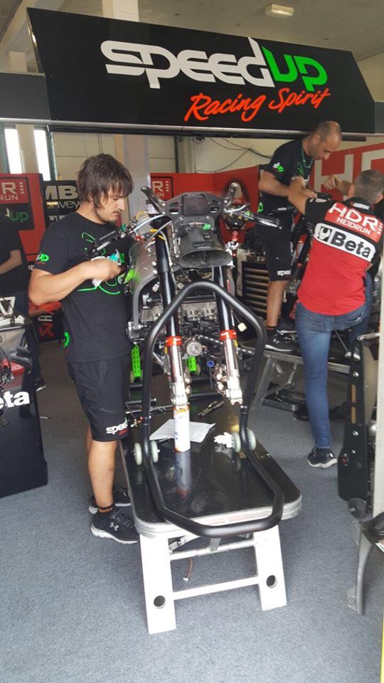 Afernandez37's tweet photo. Equipazo!!
//
Awesome team!!
@teamspeedup #SpeedUpRacing
💪 #DutchGP #Assen #Moto2 🇳🇱 https://t.co/8oG5UJAiej