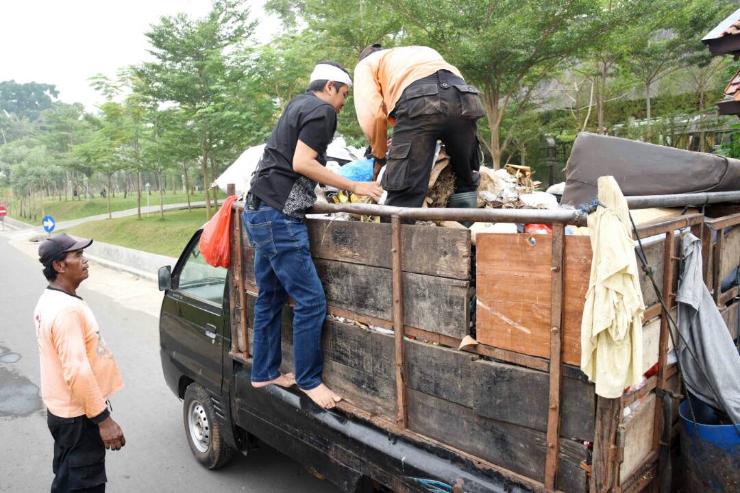 DediMulyadi71's tweet photo. merekalah yg paling berjasa membuat Purwakarta bersih, mari hargai pekerjaan mereka dengan tertib lingkungan, tak buang sampah sembarangan https://t.co/3UKst9deYB