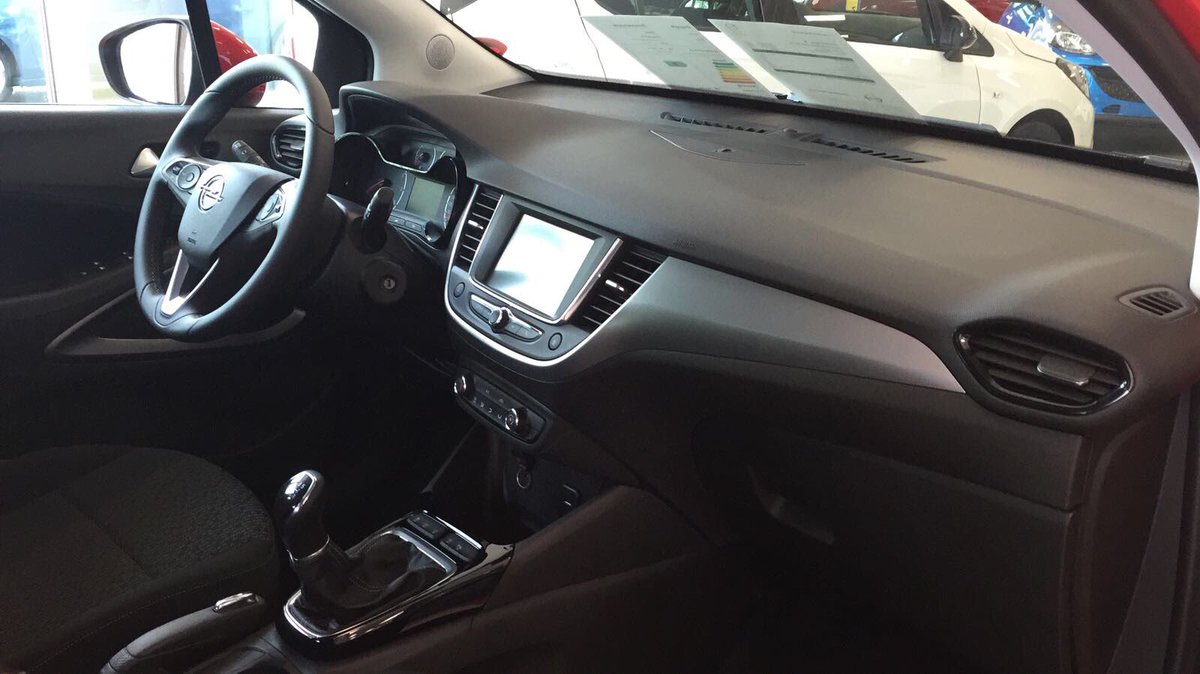 Na lang wachten staat hij eindelijk in de showroom: Dé nieuwe Opel Crossland X! Kom hem bewonderen in #Tiel.