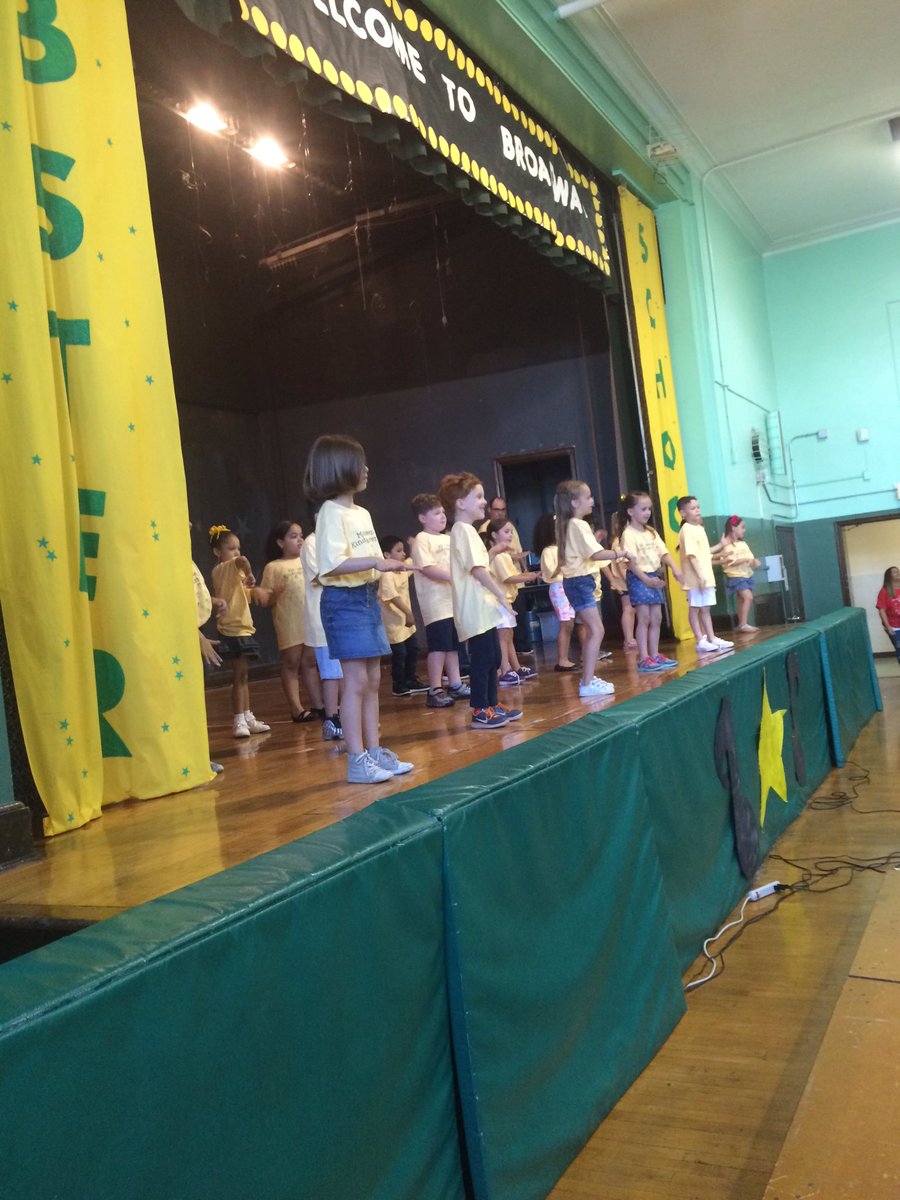 AnnaRudowsky's tweet photo. #K2017 #WeePerform Kindergarten takes on Broadway @ZywickiR @WeehawkenTSD https://t.co/YoAzS3Gboe