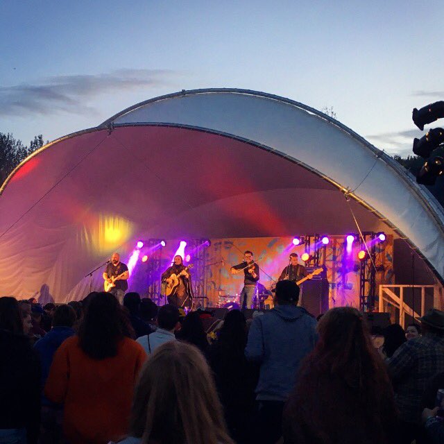 DerinaHarvey's tweet photo. What a blast tonight at #northcountryfair !! Amazing crowd! #happyfair 💚🍀 https://t.co/UKFul9g0oN