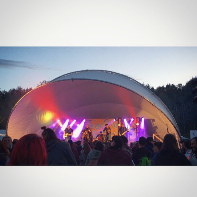 DerinaHarvey's tweet photo. What a blast tonight at #northcountryfair !! Amazing crowd! #happyfair 💚🍀 https://t.co/UKFul9g0oN