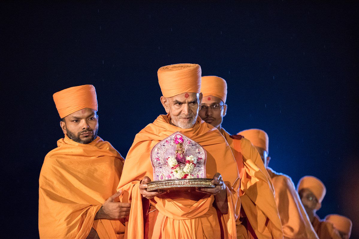 BAPS's tweet photo. HH Mahant Swami Maharaj's Vicharan: 21 June 2017, Atlanta, GA, USA https://t.co/tgEuYnTW1C https://t.co/ovzZXDKLAS