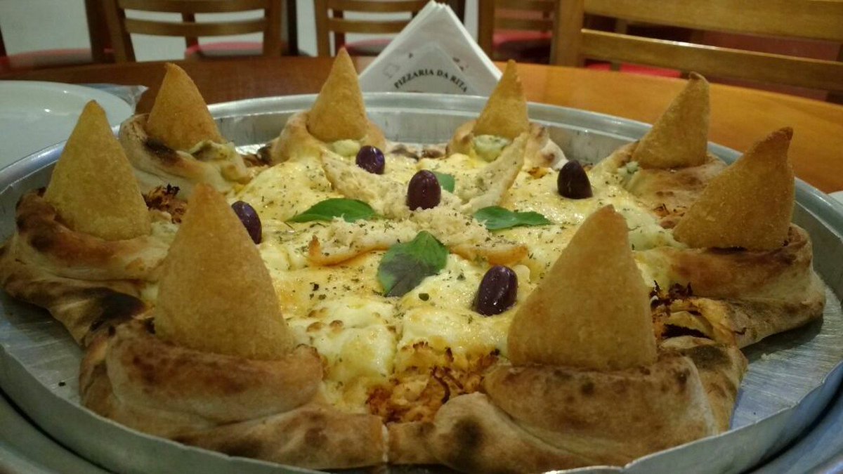 g1's tweet photo. Pizzaiolo prepara pizza com borda de coxinha e faz sucesso na web  https://t.co/WAIVoX2WVn #G1 https://t.co/y8qr6gV0bp