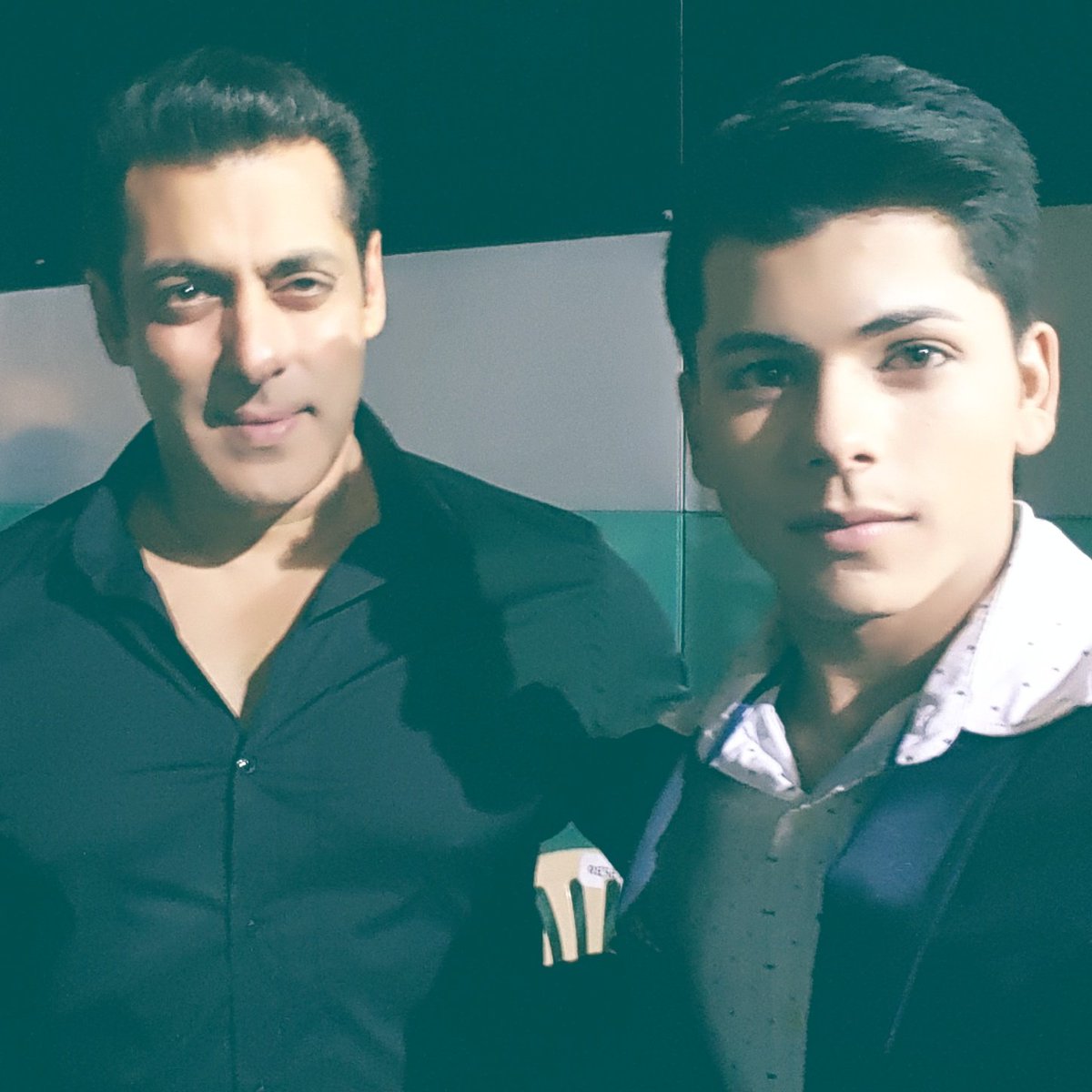 siddnigam_off's tweet photo. All the best @BeingSalmanKhan bhaiya for #Tubelight you gonna rock it as always😎 https://t.co/KAnlRbOkGu