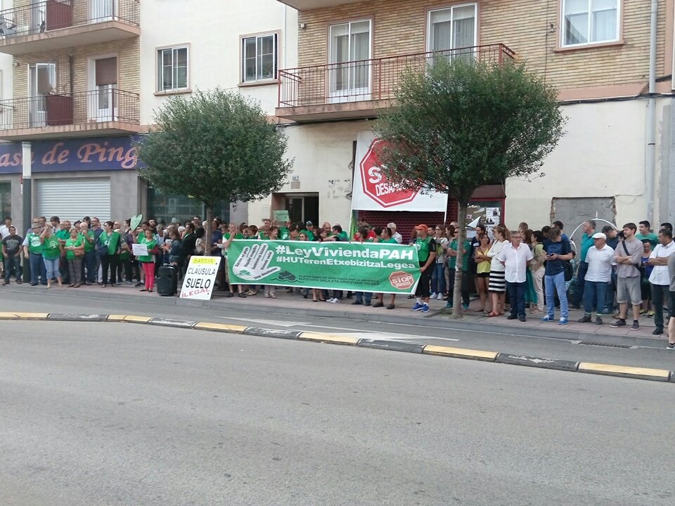 Alcalde, concejales, parlamentarios, sindicatos, colectivos sociales y vecinas han venido a parar este desahucio.
GRACIAS!!
#MouniraSeQueda