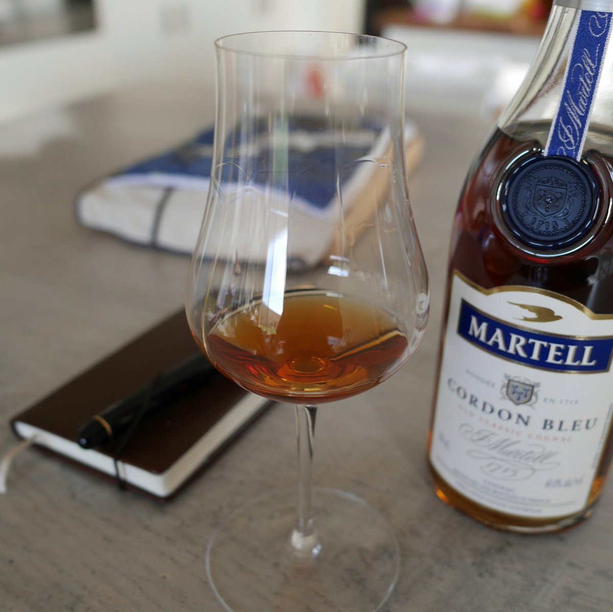 antoniorere's tweet photo. #NewProfilePic #Friday3PM @martellcognac #panaleica #bokeh https://t.co/Ro8jKt3wuU
