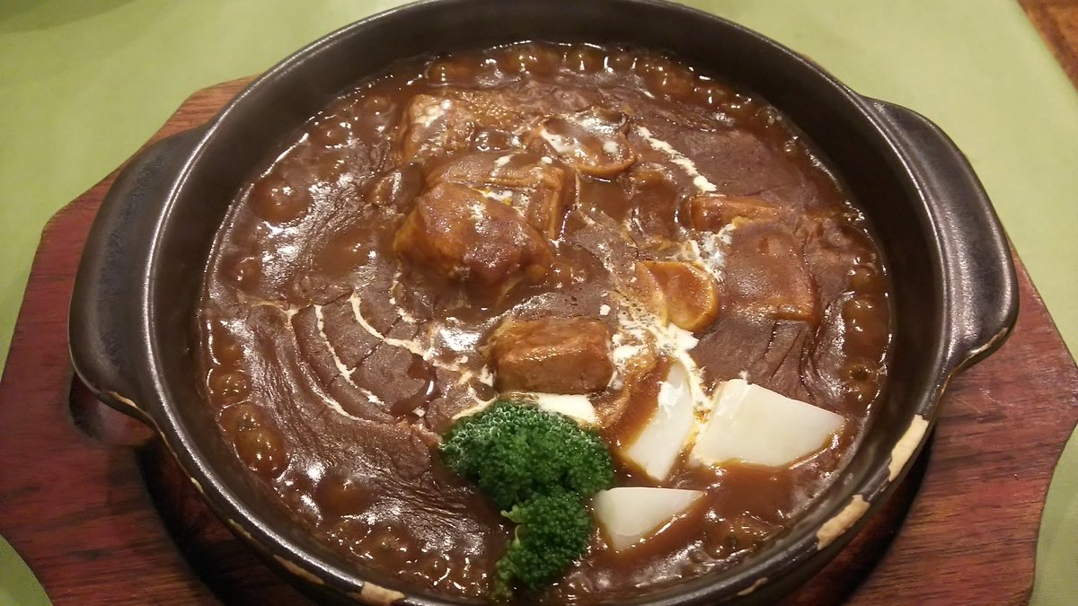 酔狂凡人 騒擾の塵 京成上野駅裏の洋食 とうかいのビーフシチュー 熱々の皿で饗されます 淡い酸味を感じる優しい味わい お肉は柔らかく煮込んでるけど しっかり食感は残ってて美味しい ランチは ミニサラダ ポタージュスープ ドリンクがついて