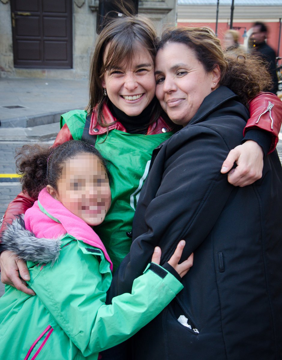 Ante la inmoralidad de <a href="/Bankia/">Bankia</a> y <a href="/PamplonaIruna/">Pamplona-Iruña</a> que calla, está el abrazo de <a href="/PAHHUTNavarra/">PahNavarra</a> y todas <a href="/LA_PAH/">Plataforma de Afectadas por la Hipoteca</a> s  #MouniraSeQueda Vamos A Ganar