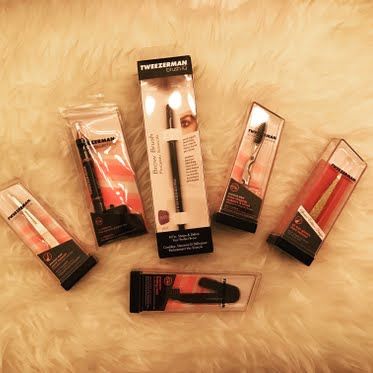 preendotme's tweet photo. Monique's gifted @Tweezerman All That Glitters Slant Tweezer takes centerstage to bring #eyelooks #BackToBrows! https://t.co/pJAxnEZt8Q https://t.co/mBTN6frjTZ