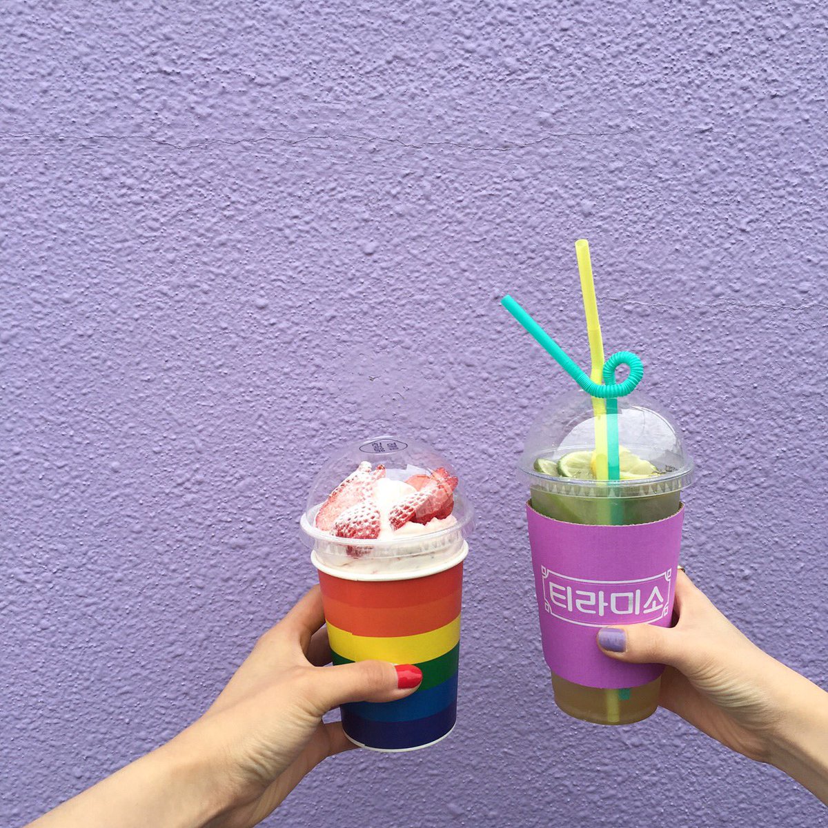 wababa_share's tweet photo. チェジュ島に行ったら行きたい💕
夢かわいいカフェ🍒

🌈티라미소🌈

外観からしてかわいい😳♥️
紫の壁にネオンなんて写真撮るっきゃない👏👏
しかも海の目の前で、食べ物もすごーくおいしそう😋

🌴월정리 8-1 번지(제주도)

#韓国情報
#ワババ
#ワババシェア https://t.co/SXKevlWnYc