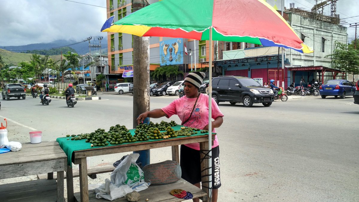 ajirothe's tweet photo. Buah khas tanah papua... baxk di temui di pinggiran jln... buah pinang pastix... #MudikGan https://t.co/SmMQrPqrJN