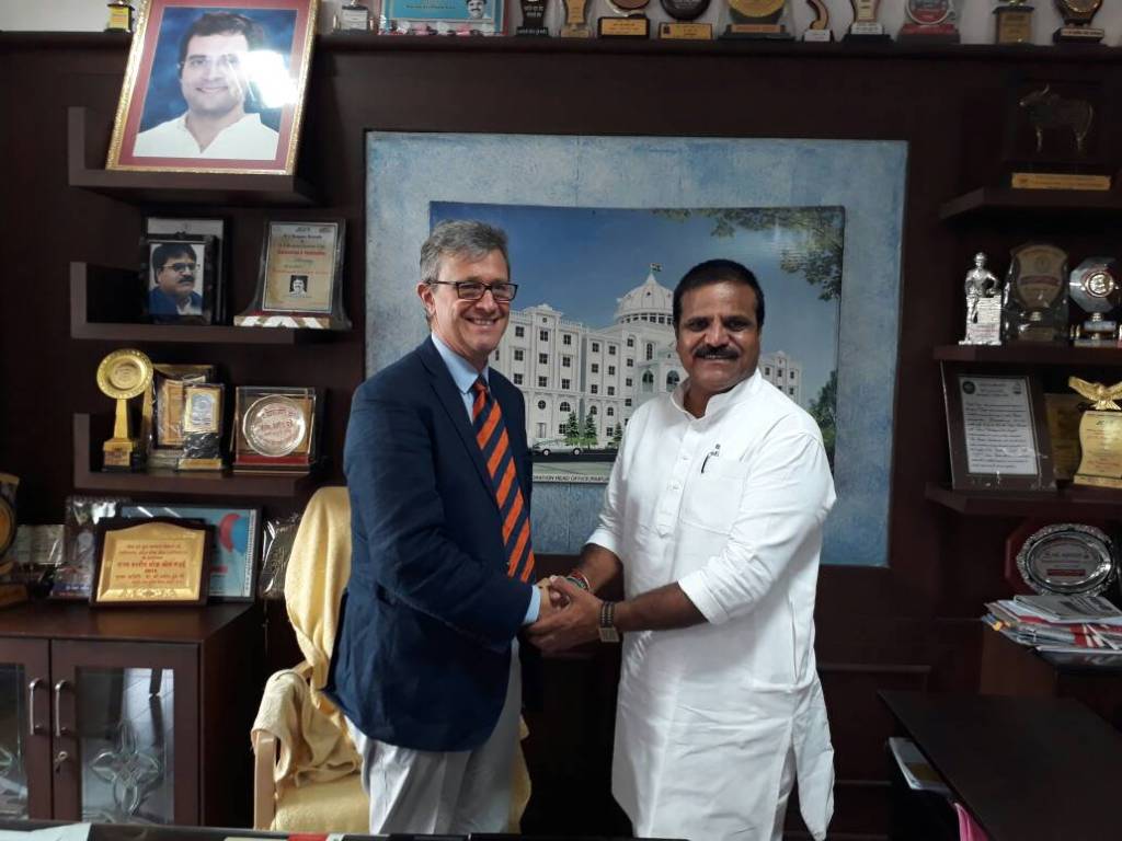 @Bruce_Bucknell, DHC, Kolkata,visited RMC office & interacted with @PramodDubeyCong,Mayor, Raipur & had a discussion on Smart City projects https://t.co/E4DlkAXYzq