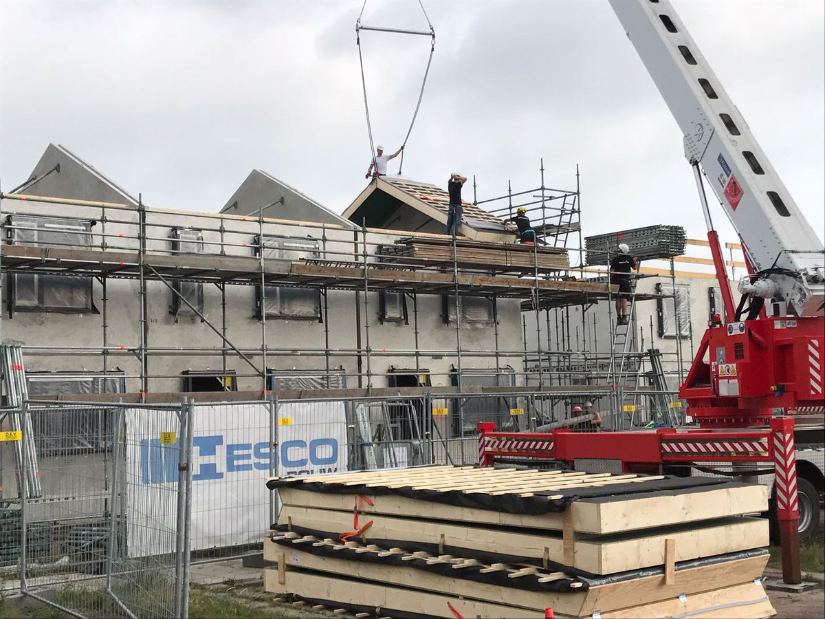 Eerste dakkappen voor #EPC-nul huurwoningen <a href="/actiumwonen/">Actium</a> worden geplaatst. #QRM
