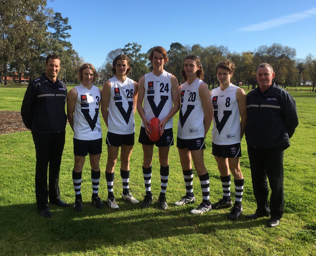 Trev_Mellington's tweet photo. Had to get my head in the @bendigopioneers @aflvic country U16 photo supporting @AFL_GM boy Brodie Kemp @Echucafnc https://t.co/VzHZUiEQBd