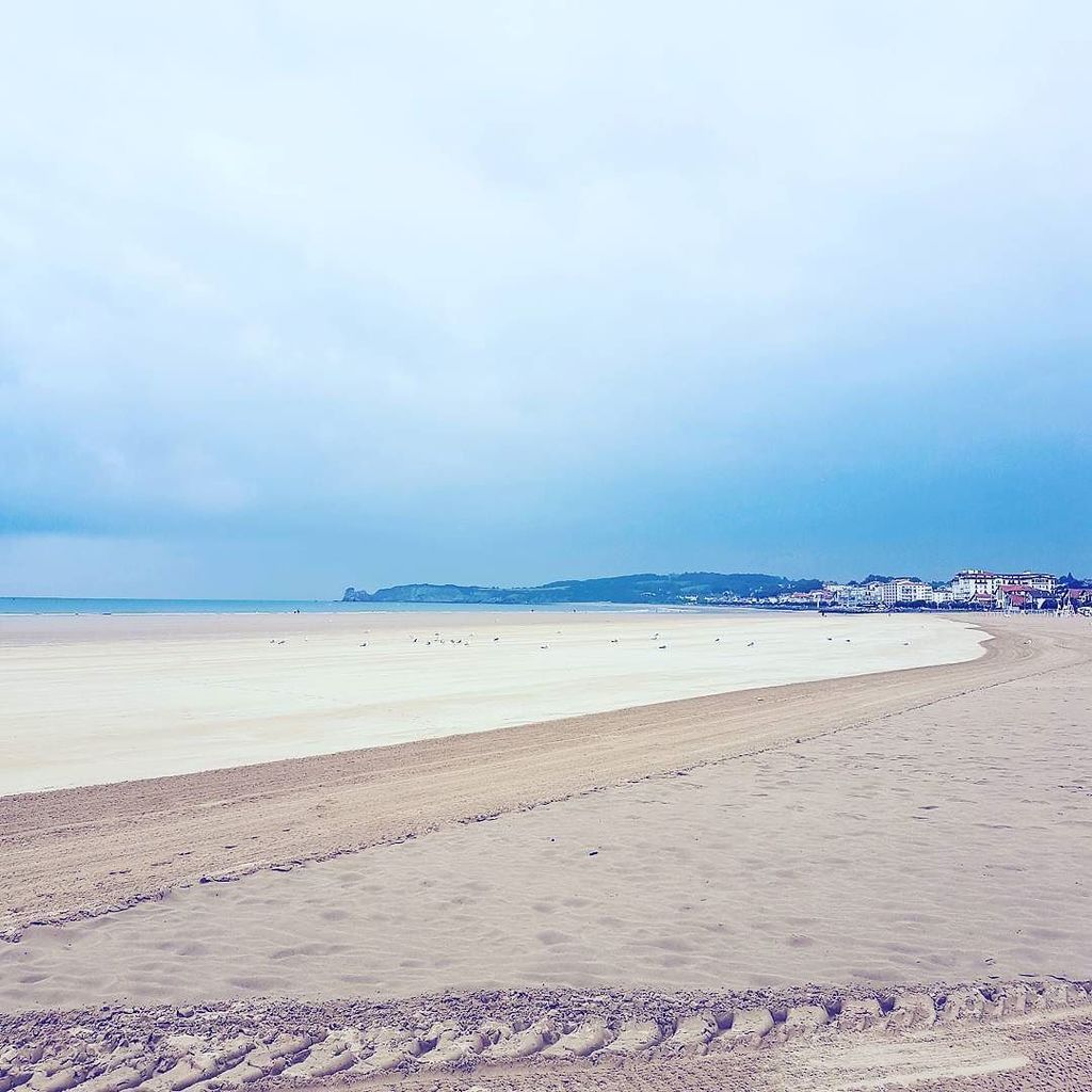 grainedesportiv's tweet photo. Pas de vagues, pas de surf 😕
Tant pis, à la place on improvise un cours de yoga ! 🤸
#runonwater #hendaye #tribord https://t.co/gbU0elnkTK https://t.co/FjgDIpaD1B