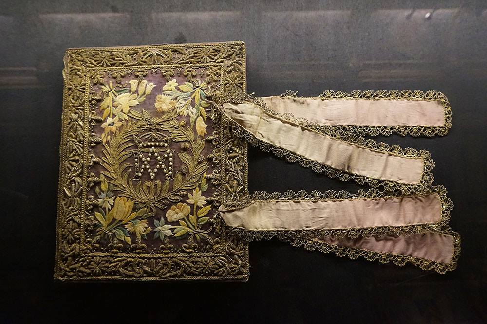 CdeChantilly's tweet photo. Reliure brodée, P. Courtot, Vie de Saint-Denis (1629). Reliure réalisée pour la reine Marie de Médicis. #BooksMW #WomenMW https://t.co/SzVufi45k2