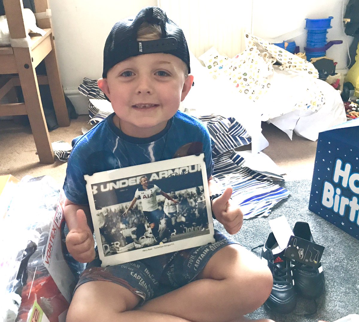 Leeanne_blick's tweet photo. Happy 6th Birthday to my #TottenhamMad son Riley.. especially happy with his @HKane photo β½οΈπ https://t.co/yeKCFxQXzN