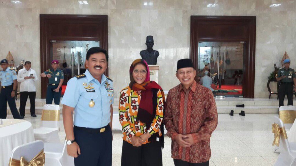 prayitno_herman's tweet photo. @_TNIAU Selamat Hari Raya Idhul Fitri  ,1 Syawal 1438  H .     Ikan sepat , ikan patin . Mohon maaf lahir &amp; bathin . https://t.co/WJEELphtUT