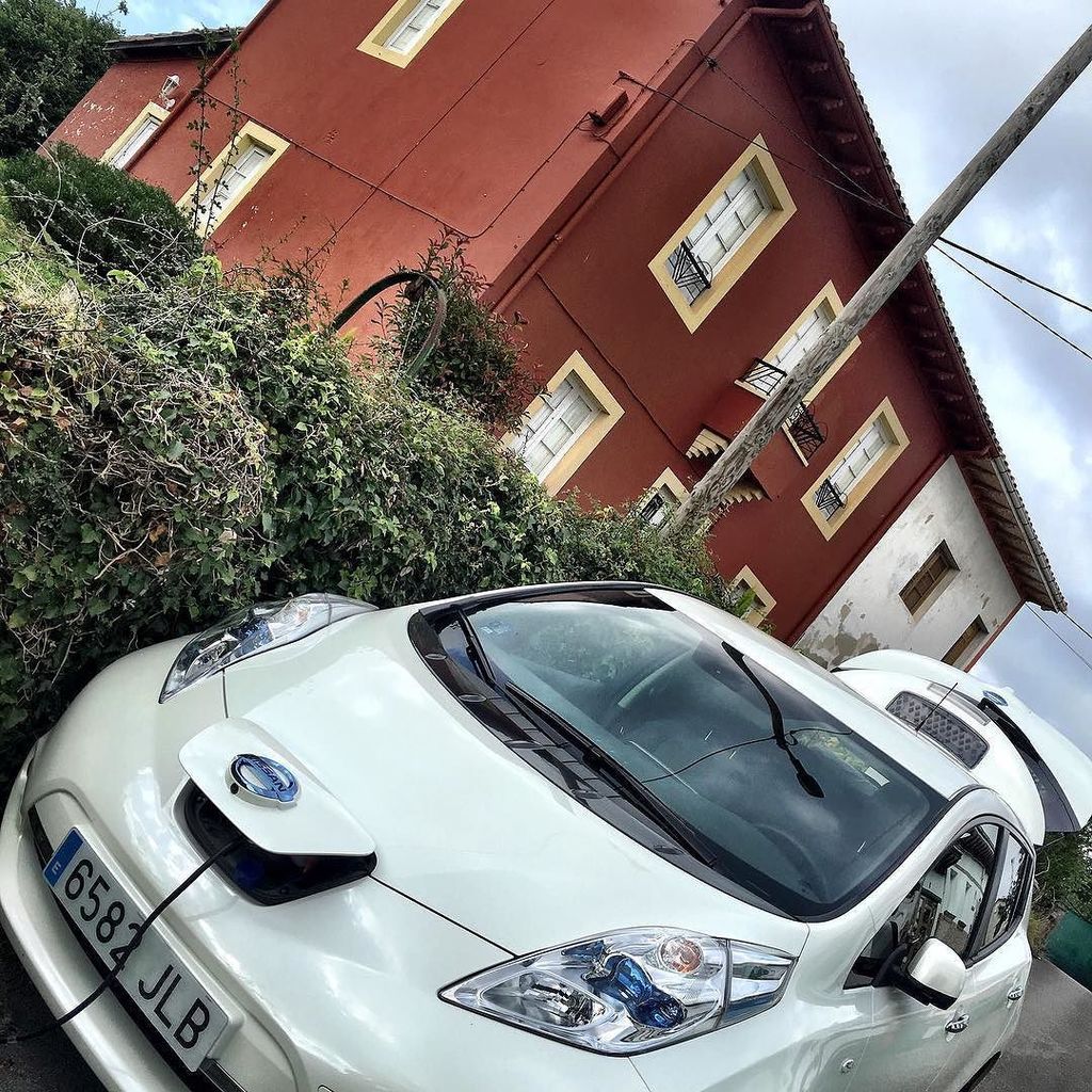 DiarioDMotor's tweet photo. El @NissanEV_ESP de @nigorrabaleares @Nissan_ESP de ruta por las Españas #ViajeroEléctrico https://t.co/cJQpfEw3CY https://t.co/EDRQmsQcaw