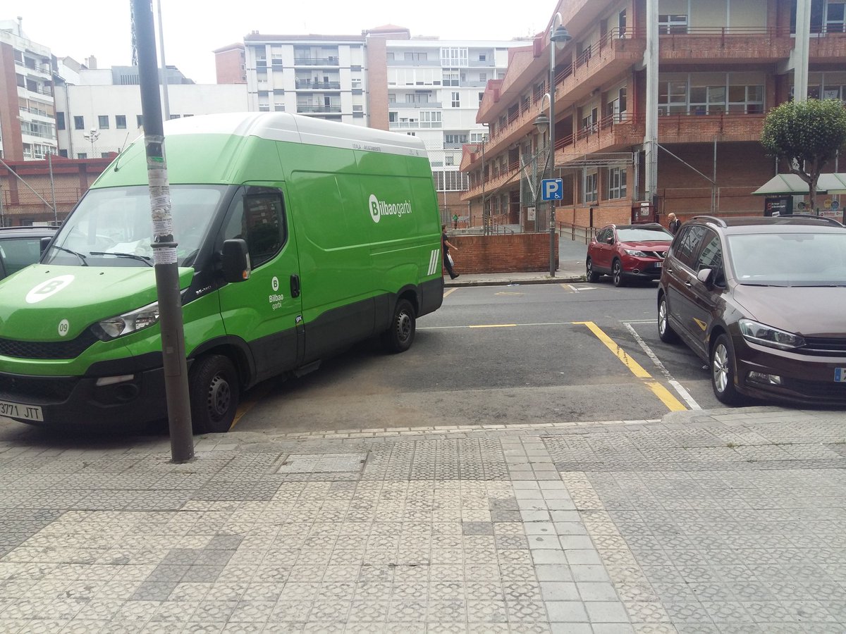 ricarbcd's tweet photo. A ver si enseñamos a aparcar a los del #ayuntamientobilbao https://t.co/NQUlM5y60t