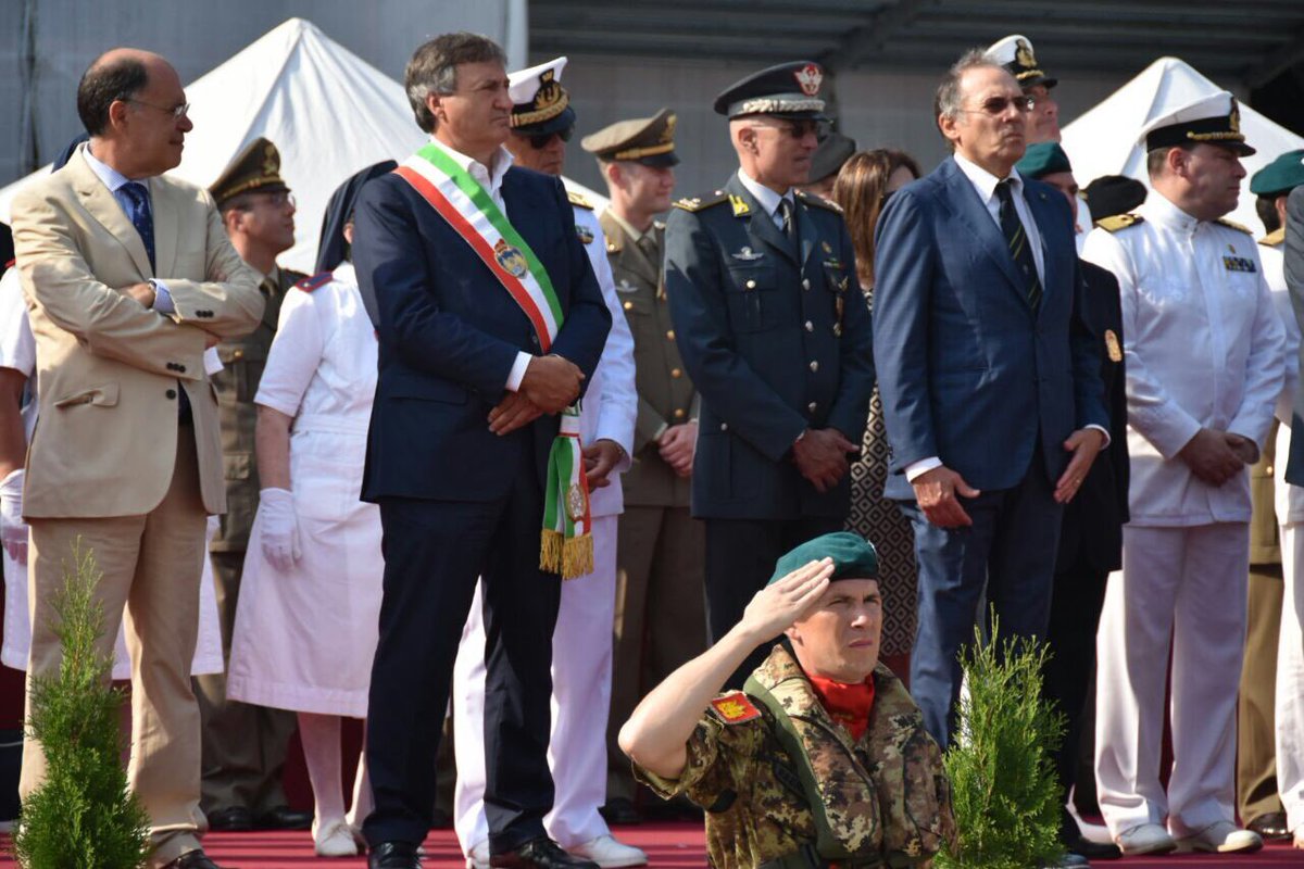 comunevenezia's tweet photo. Il Reggimento Lagunari "Serenissima" rende gli onori al gonfalone della città di #Venezia @LuigiBrugnaro @Esercito https://t.co/wy86qhj9MO