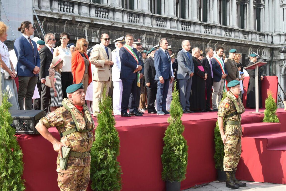 comunevenezia's tweet photo. Il Reggimento Lagunari "Serenissima" rende gli onori al gonfalone della città di #Venezia @LuigiBrugnaro @Esercito https://t.co/wy86qhj9MO