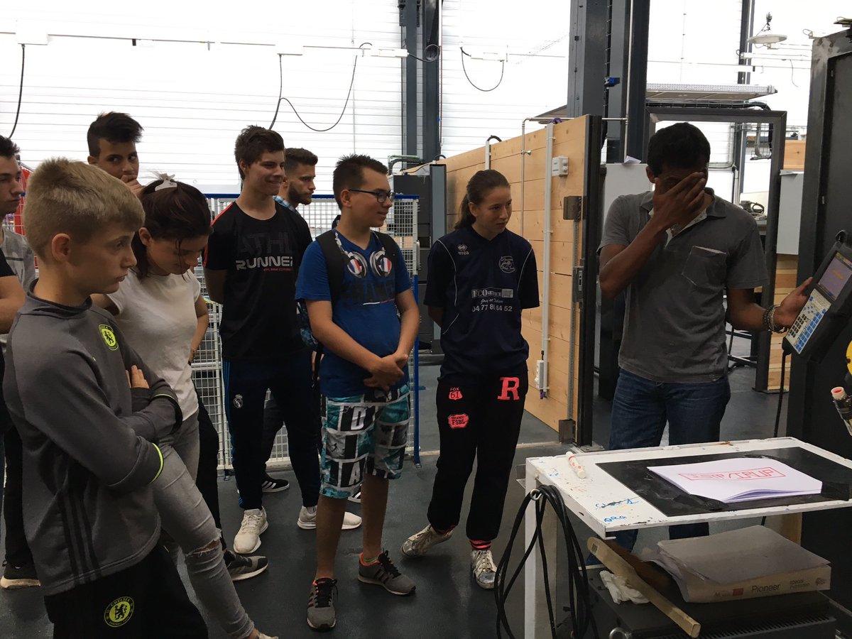 Accueil ce matin des collégiens de #jeandasté et #marcseguin pour découvrir les ateliers #numérique et #Alternateur expo <a href="/hommeplusrobot/">Homme + Robot</a>