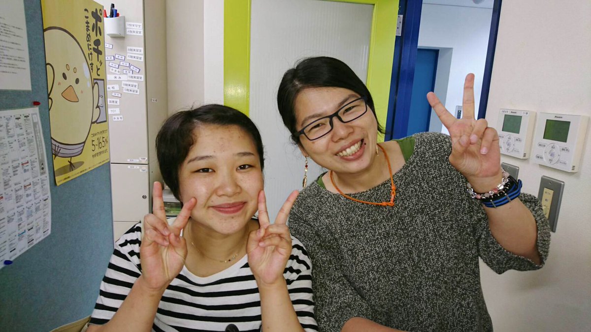 神戸医療福祉専門学校中央校 公式 介護福祉士科の卒業生が遊びに来て下さいました 堂脇先生とパシャリ 鍼灸科の先生もパシャリ 講師の先生ともパシャリ 由良先生は 何か照れちゃって 上手く撮れずでした おたわむれを 介護