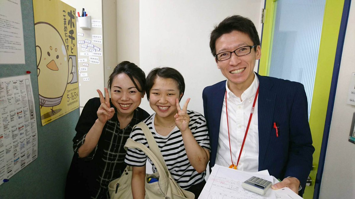 神戸医療福祉専門学校中央校 公式 介護福祉士科の卒業生が遊びに来て下さいました 堂脇先生とパシャリ 鍼灸科の先生もパシャリ 講師の先生ともパシャリ 由良先生は 何か照れちゃって 上手く撮れずでした おたわむれを 介護