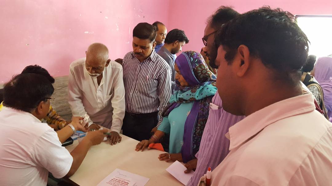 VinayKumar7262's tweet photo. जल मंत्री @RajendrGautam ने सीमापुरी स्थित विधायक कार्यालय पर जनता से मुलाकात कर उनकी समस्याओं को सुना #DelGovFlash https://t.co/OWdkbKWs8Y