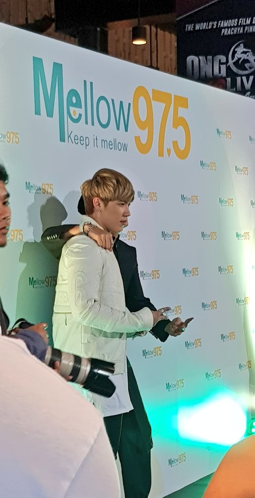 แกงส้มและพี่ฮั่นมอบดอกไม้ แสดงความยินดีกับทางคลื่น mellow 97.5 #แกงส้ม #hunz #mellow975 #SHOWDC #KS23062017