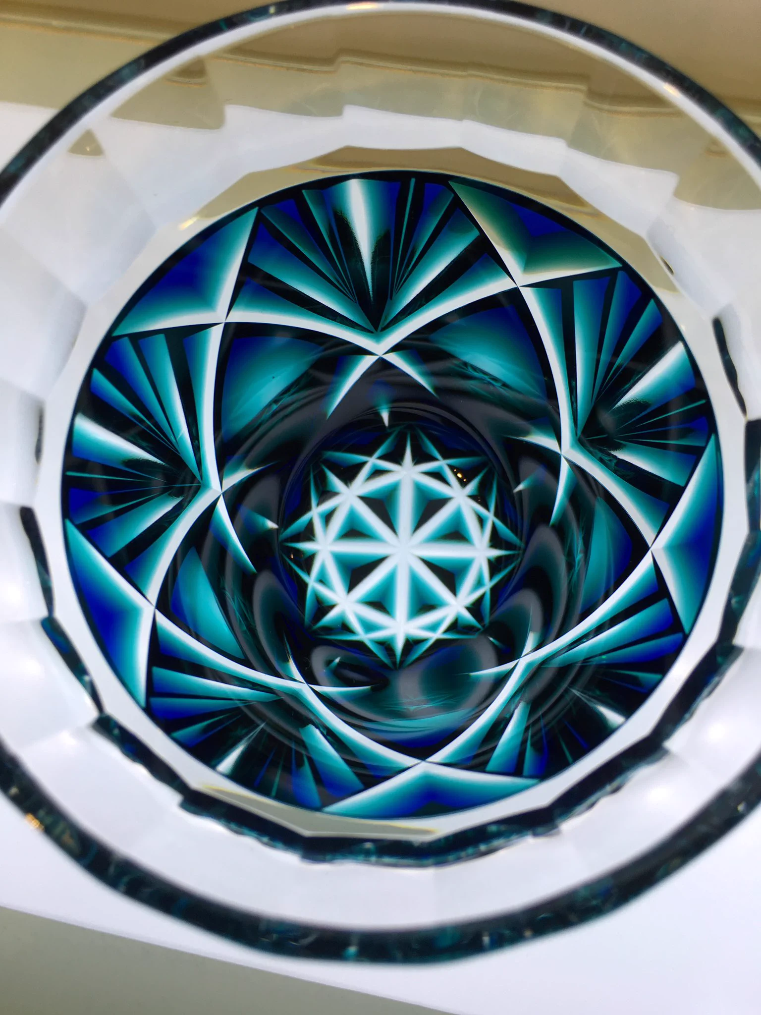 美しすぎる！真上から見ると万華鏡みたいに見える切子のグラスがすごく素敵！