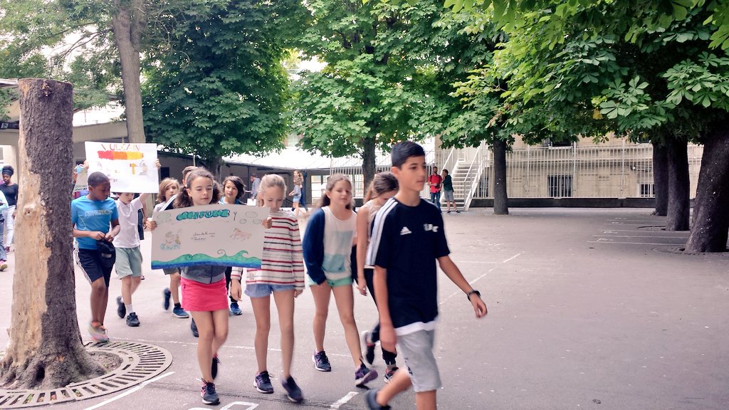 MarionRelier's tweet photo. #PorteDrapeau pour l'ouverture des #JOdeJBC @AS_JBC75 @unss @Academie_Paris #JournéeOlympique #OlympicDay @yaelboublil https://t.co/eXJjsD9e3W