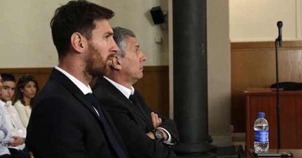 marca's tweet photo. 🚨 La Fiscalía acepta sustituir por una multa la condena a 21 meses de cárcel a Messi https://t.co/6VKVSyQvSZ https://t.co/Ng1xW4xJNU