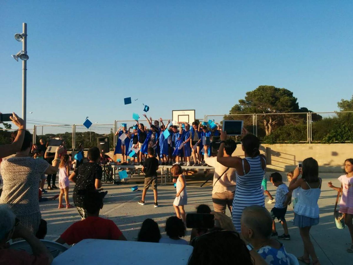 AjSesSalines's tweet photo. Els coloniers van estar de celebració amb els #finalcurs de la Coral de persones grans i dels alumnes del col•legi #Colònia. Bon estiu!!! 🎓 https://t.co/FIWezZ8ueb