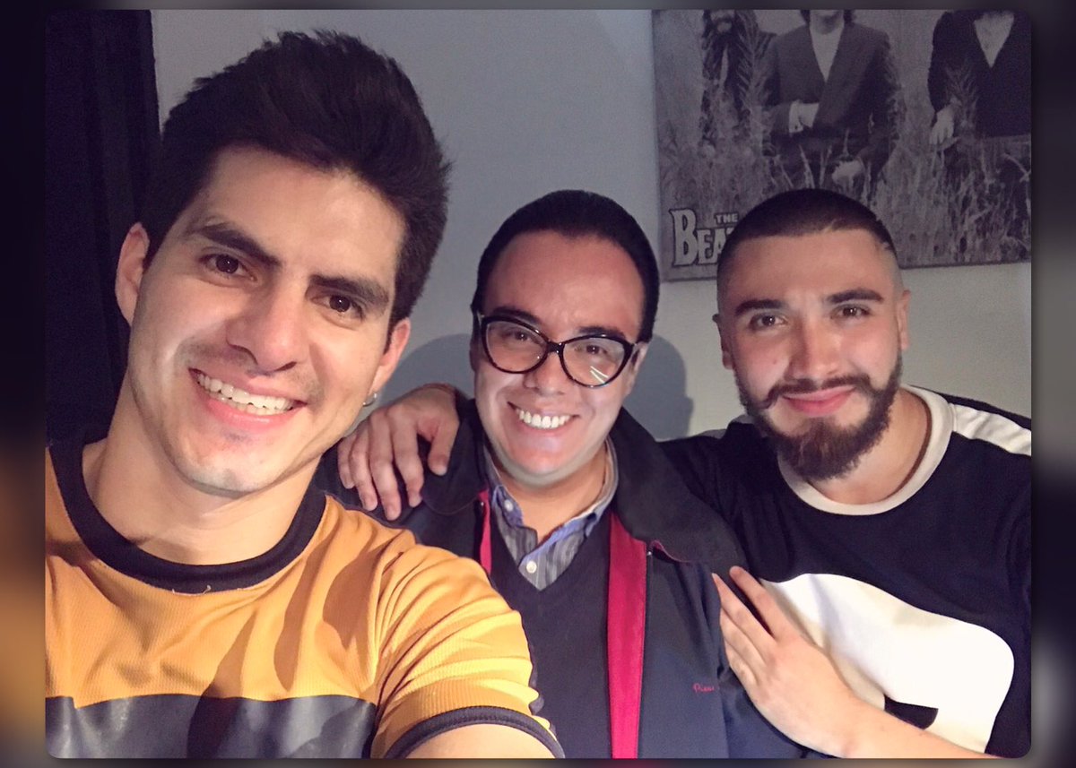 _florartificial's tweet photo. Bien custodiado por los #Axeles después del partidazo de @CosaDeHombresTC ¡hasta que se me hizo la foto con los 2! @AxlUnico @Axel_SCastro https://t.co/5JQOswQ992
